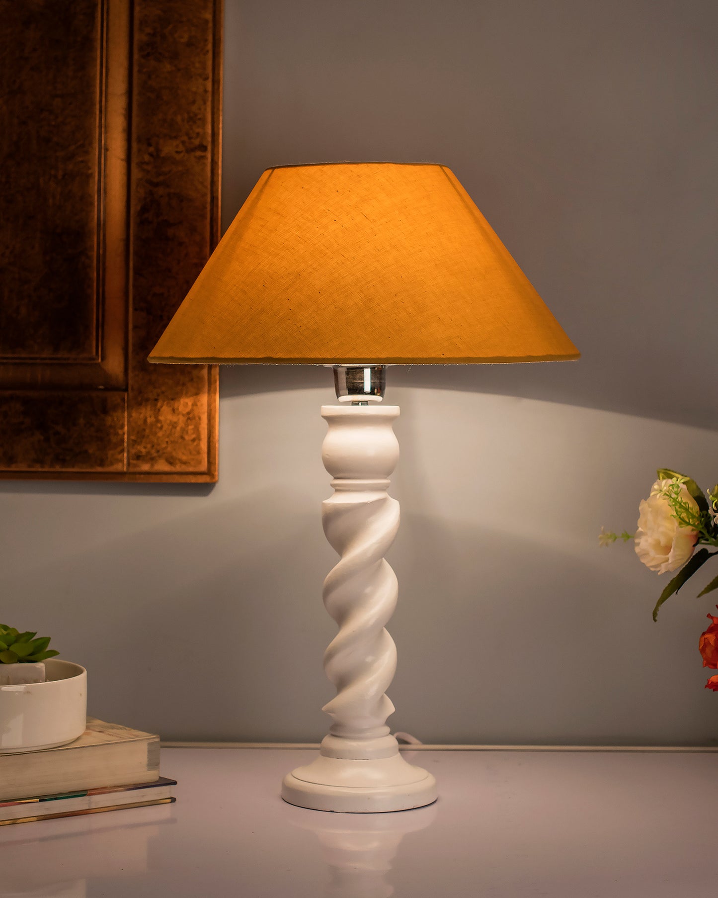 Classic Twister Table lamp white with Shade
