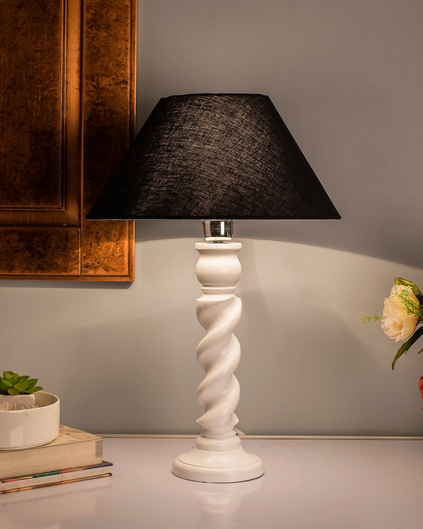 Classic Twister Table lamp white with Shade