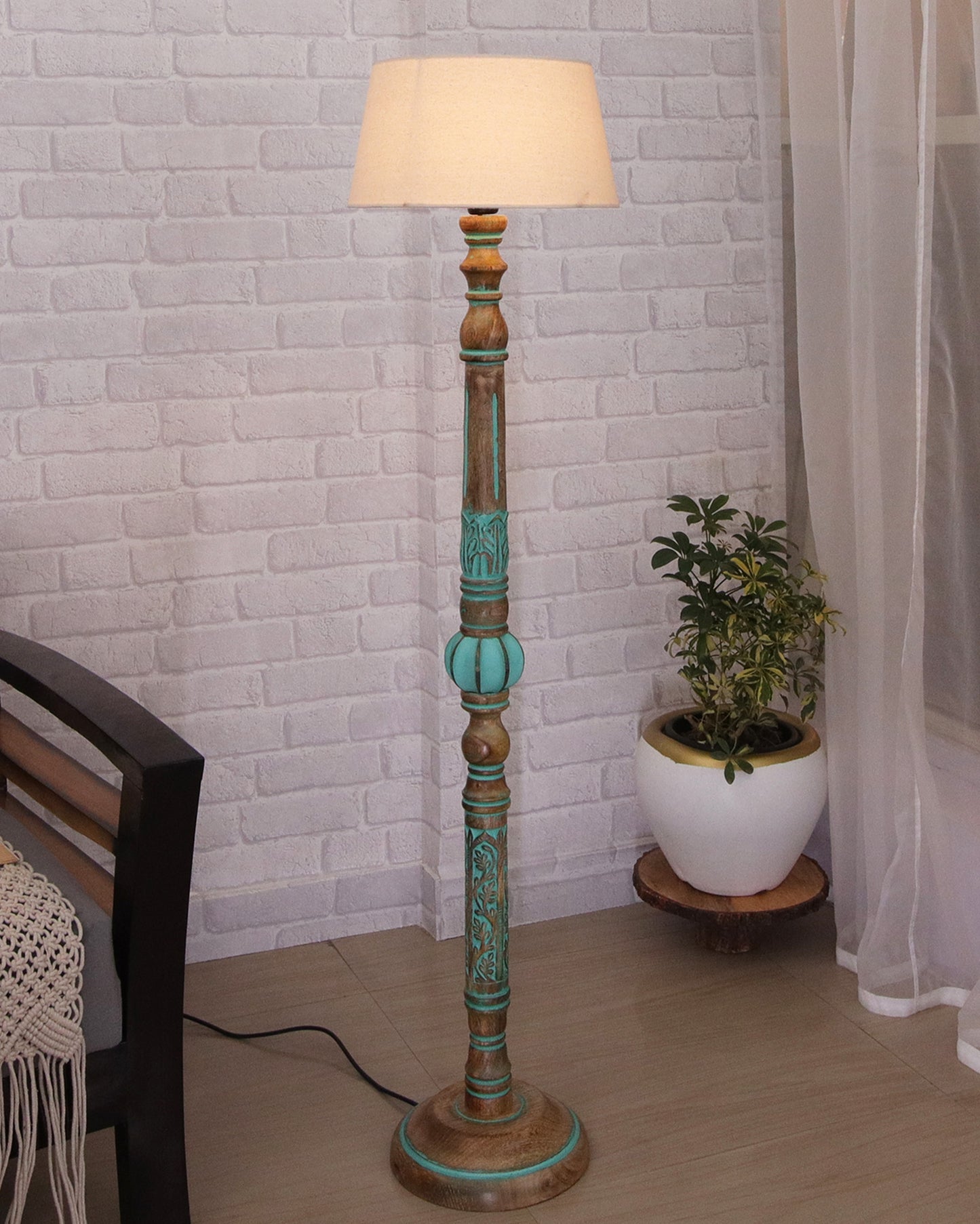 Royal Carving Antique Algae finish wooden floor lamp with Shade