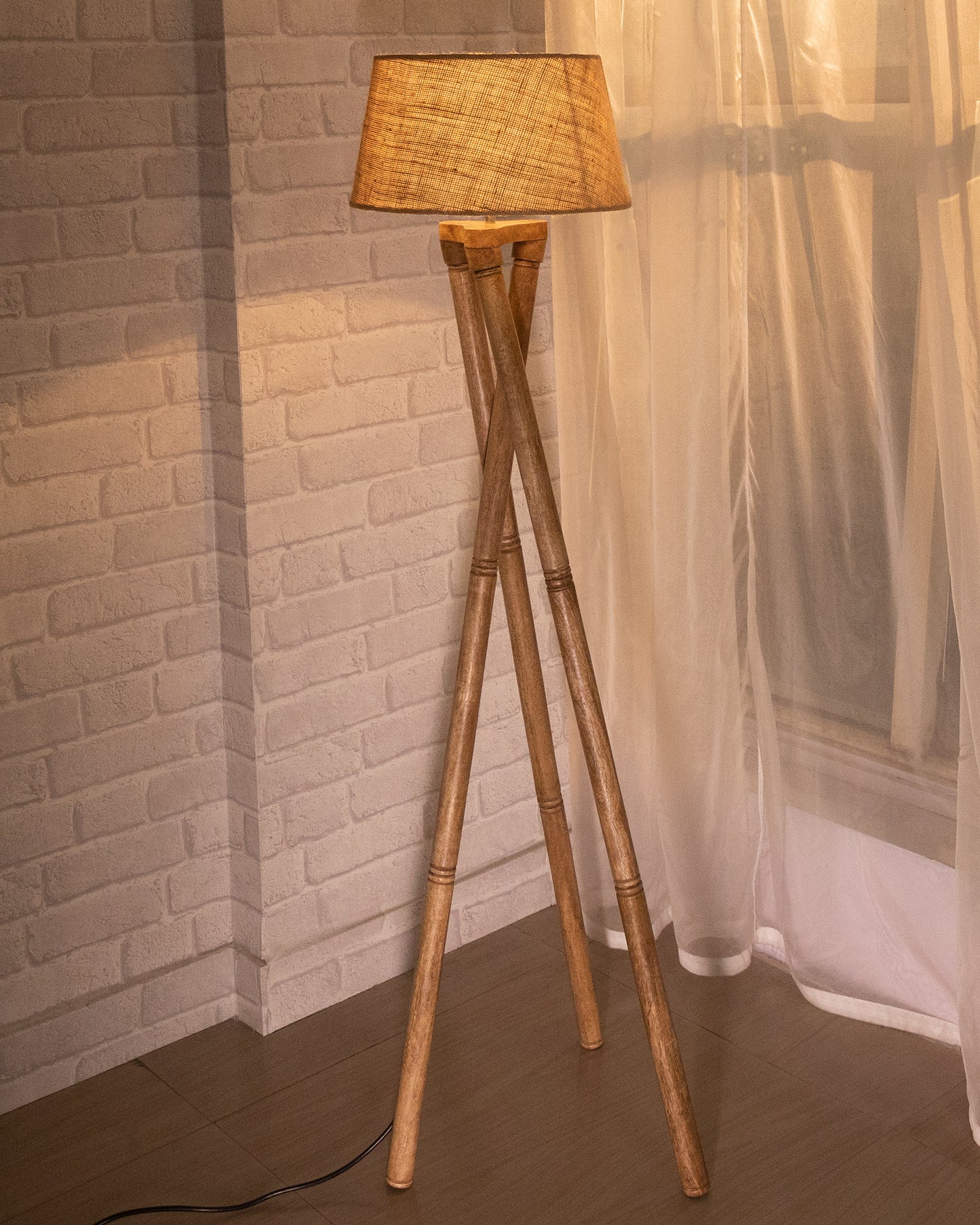 Cross-leg Wood Tripod Floor Lamp, Mid Century Standing Lamp, E27 Lamp Base, With Shade Modern Design Floor Reading Lamp for Living Room Bedroom, Study Room and Office