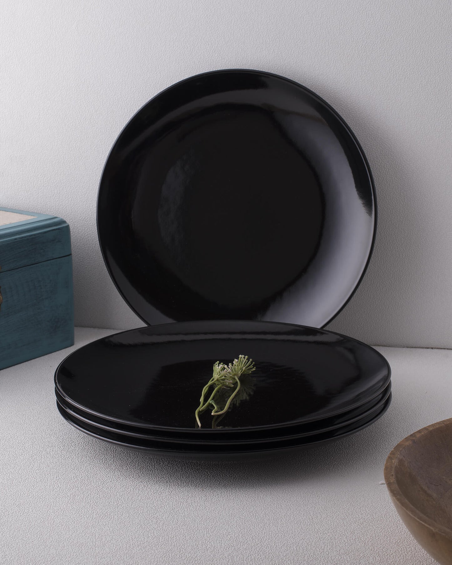 Fine Porcelain Glossy Black Urmi Full Plate