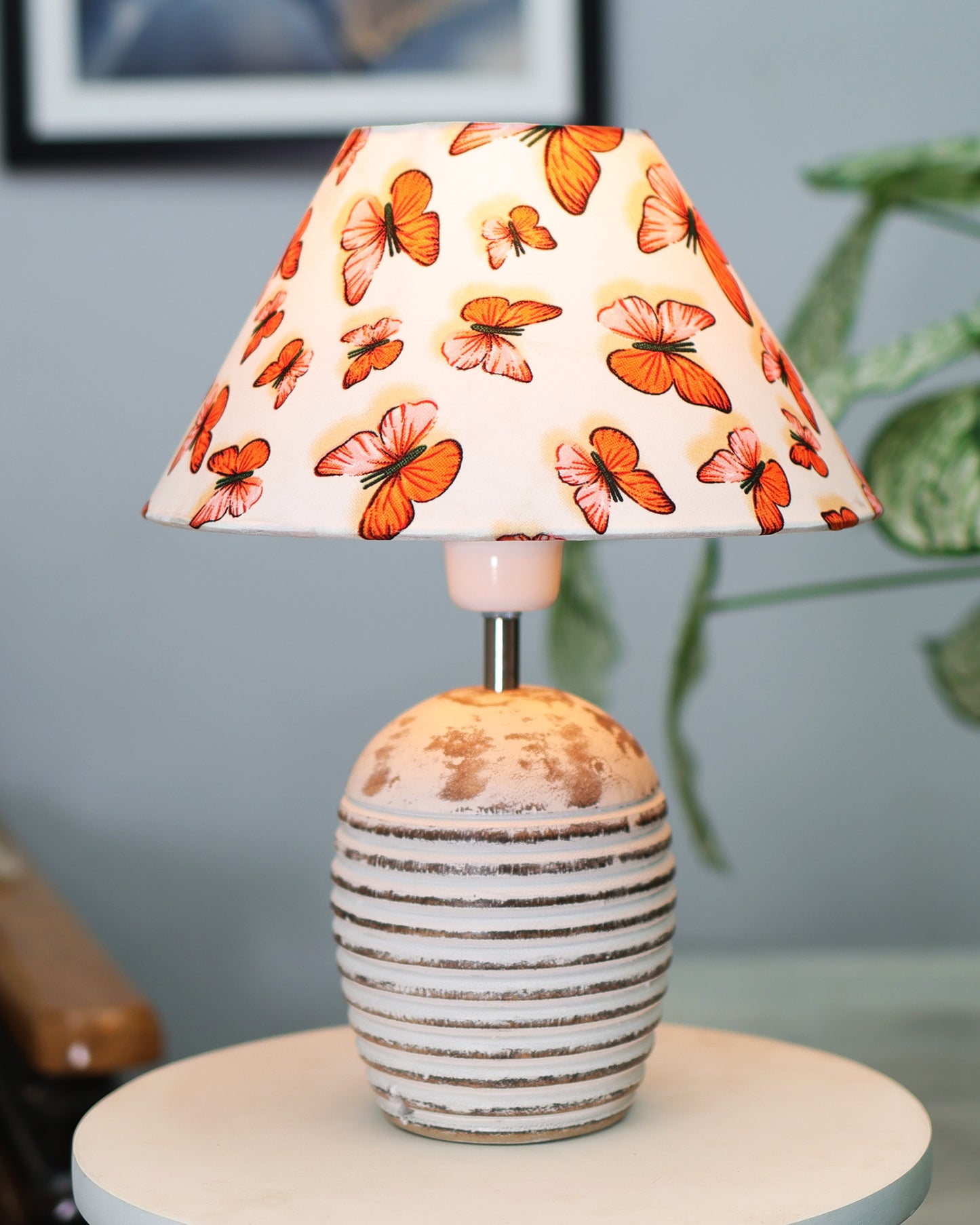 Ribbed Basket Table Lamp, Wooden Base Modern Fabric Lampshade for Home Office Cafe Restaurant
