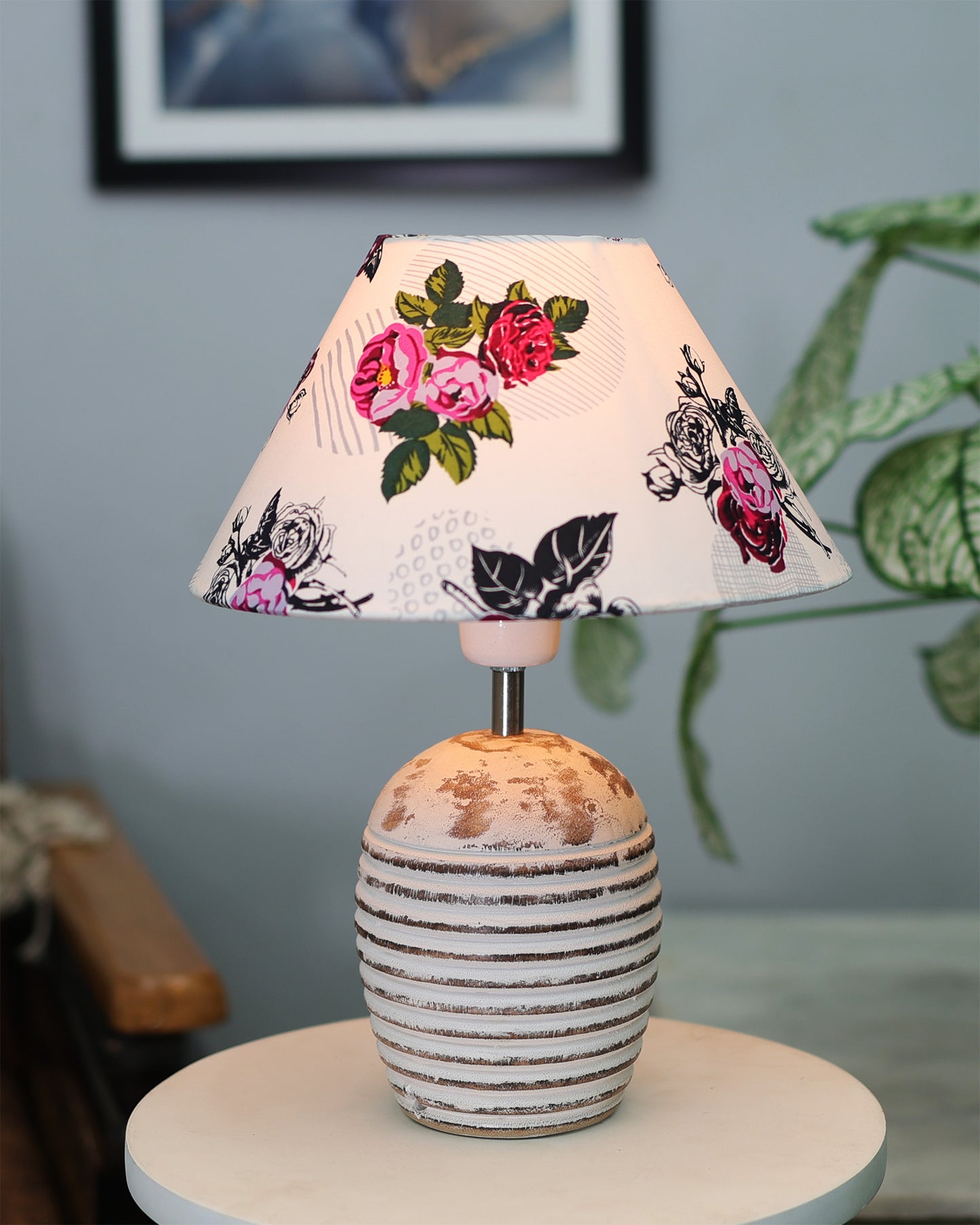 Ribbed Basket Table Lamp, Wooden Base Modern Fabric Lampshade for Home Office Cafe Restaurant