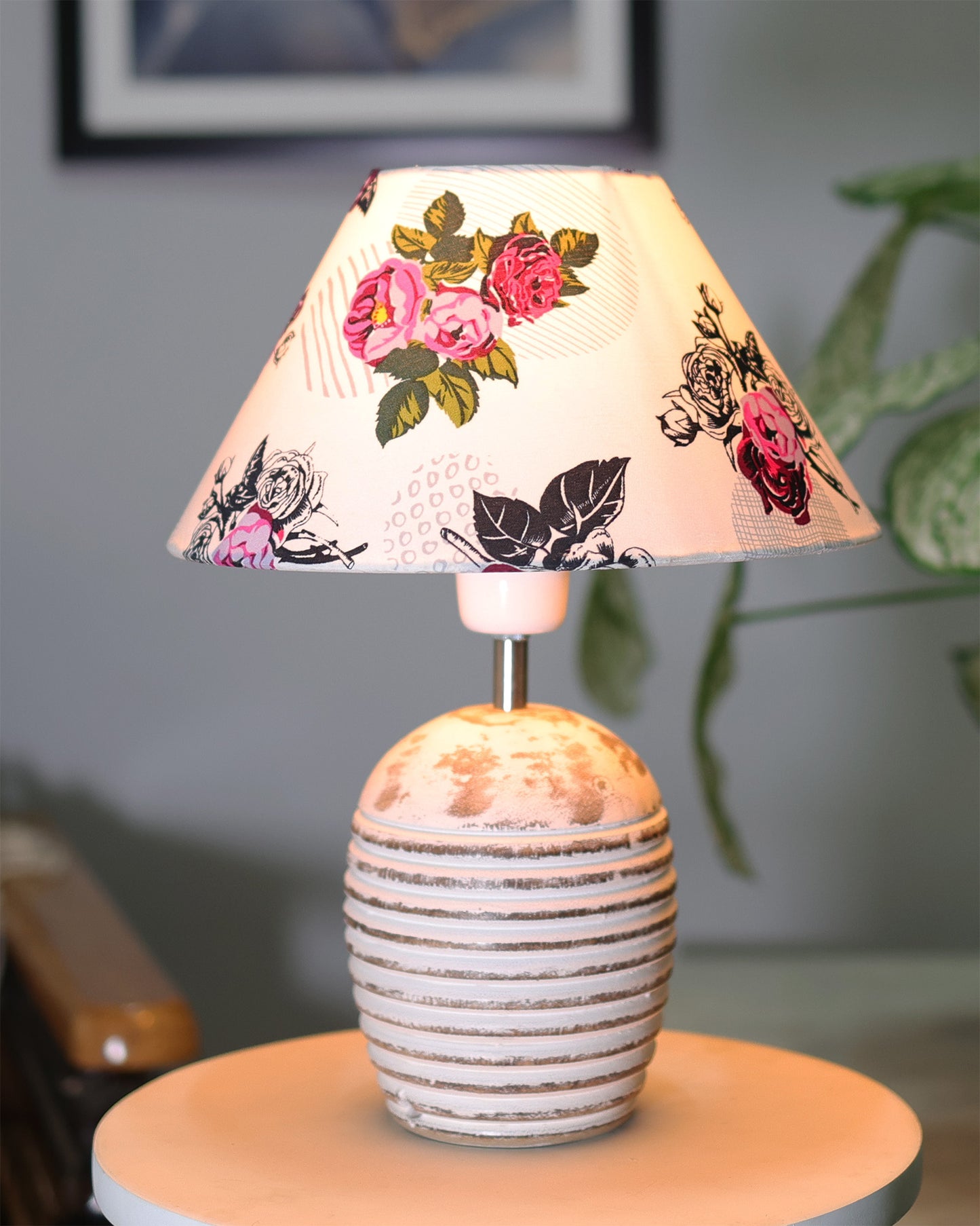 Ribbed Basket Table Lamp, Wooden Base Modern Fabric Lampshade for Home Office Cafe Restaurant