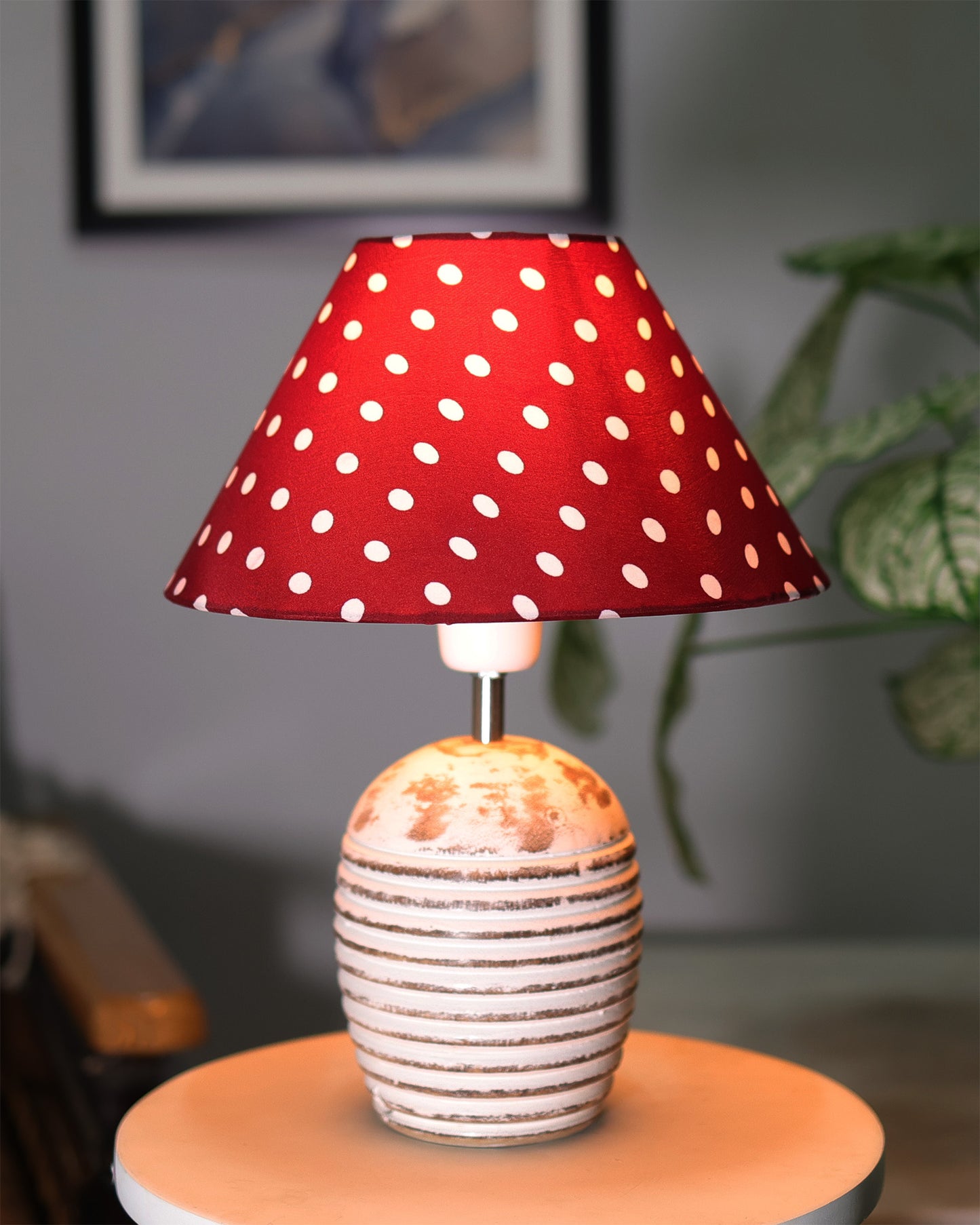 Ribbed Basket Table Lamp, Wooden Base Modern Fabric Lampshade for Home Office Cafe Restaurant