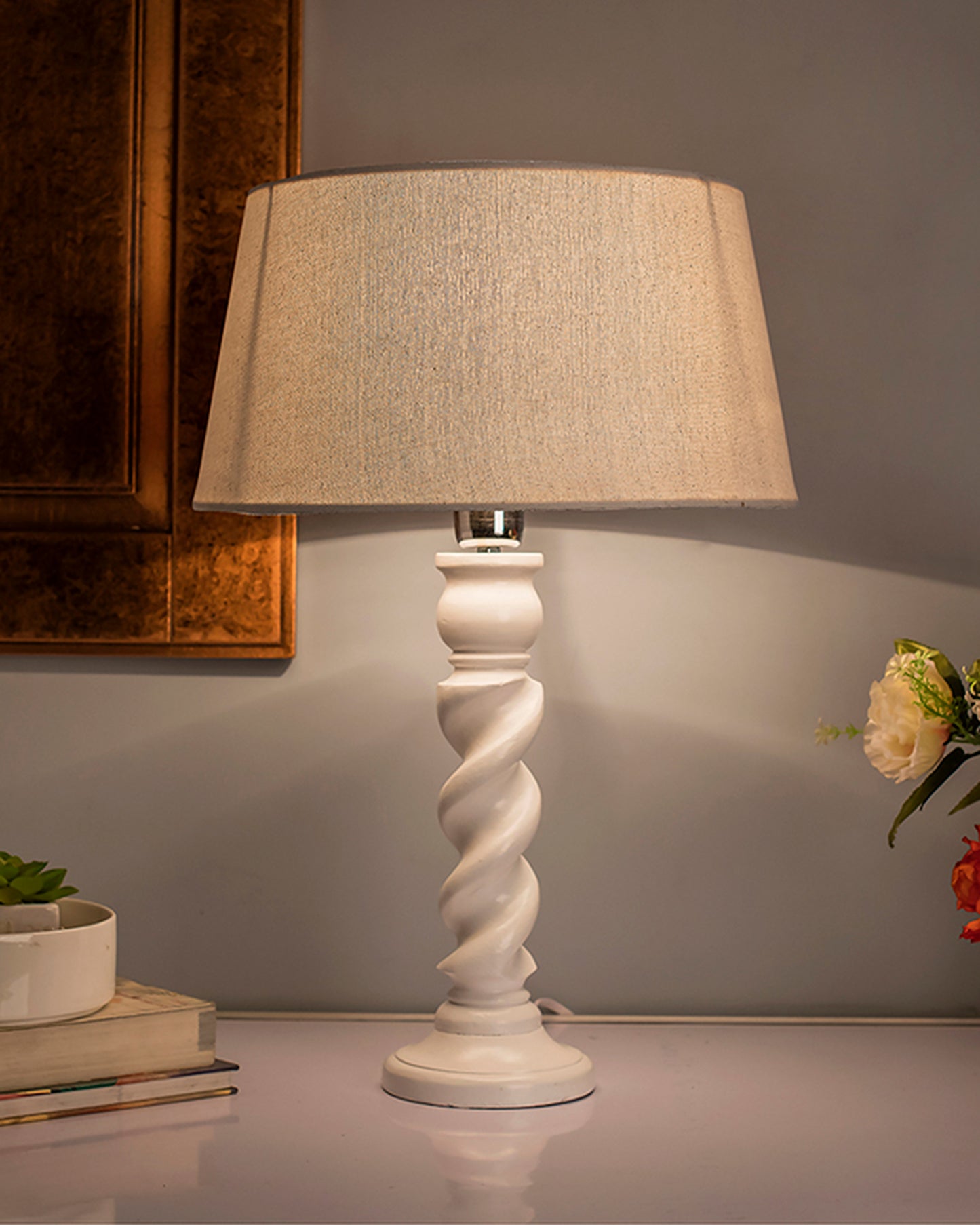 Classic Twister Table lamp white with Shade
