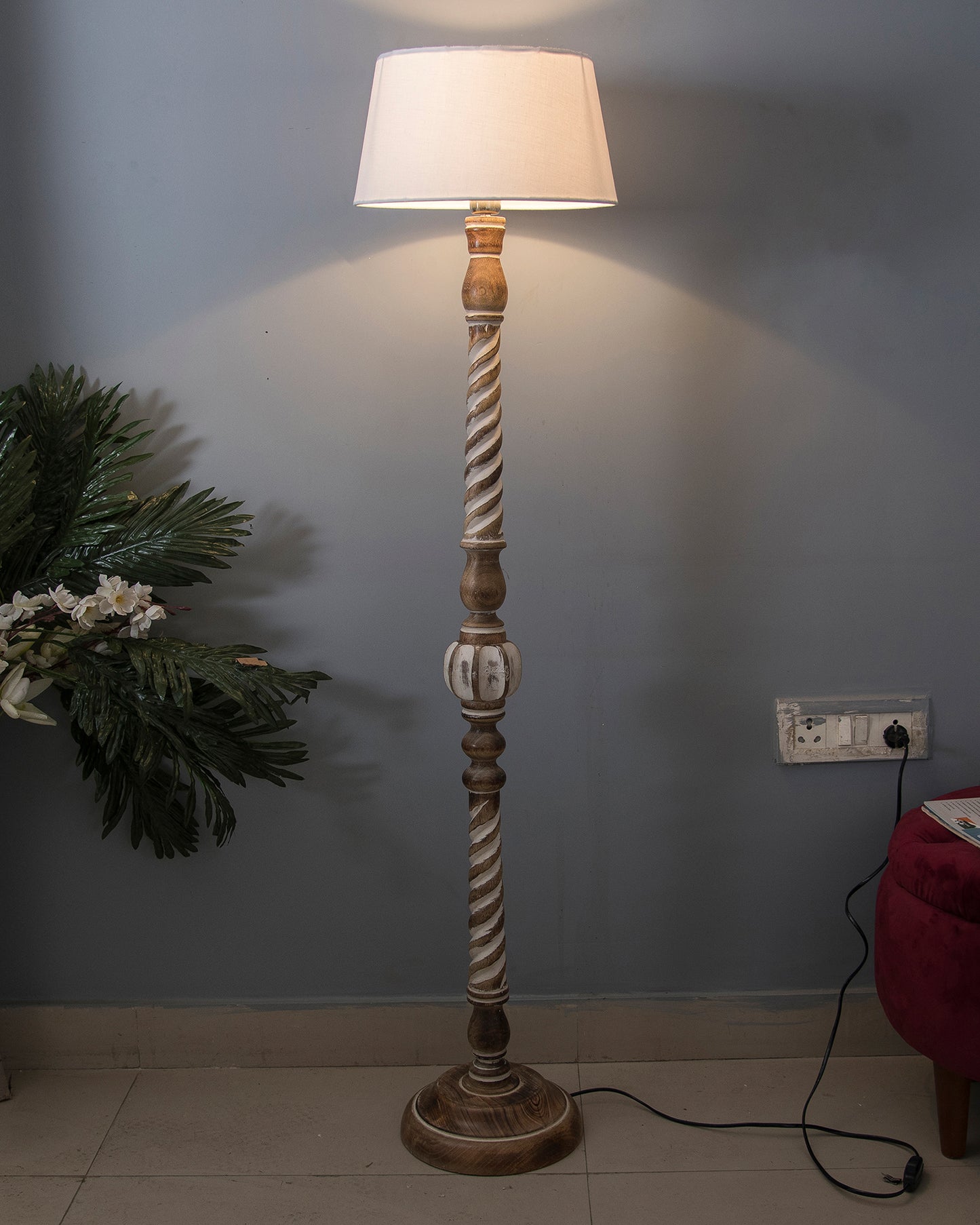 Classic Twister Antique white finish wooden floor lamp