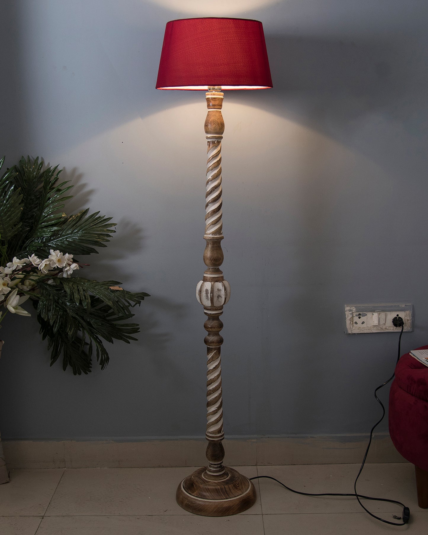 Classic Twister Antique white finish wooden floor lamp