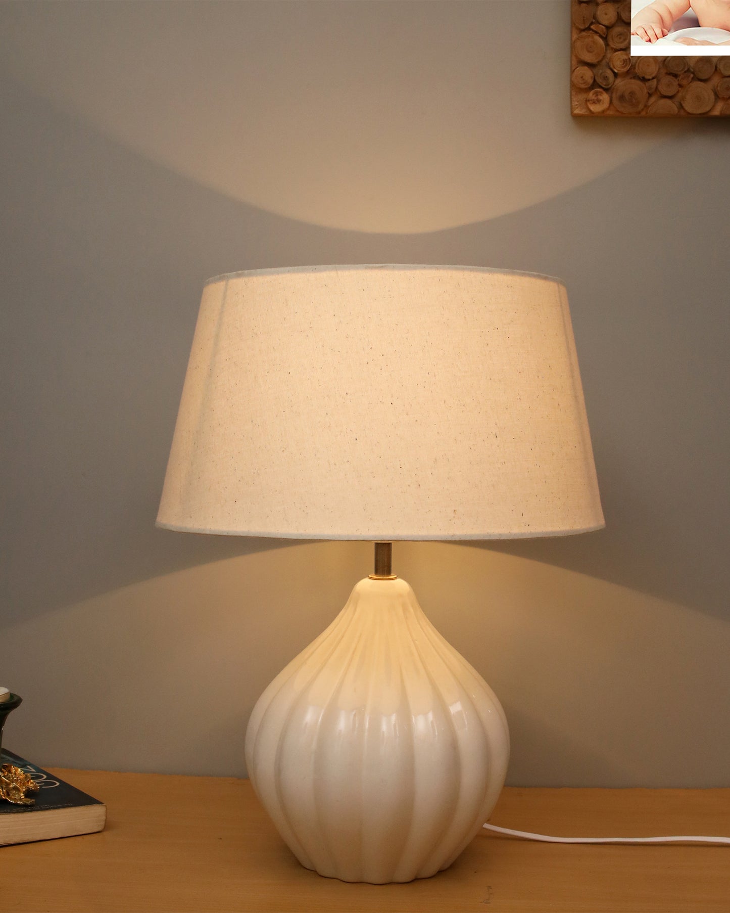 Home Traditional Ribbed Strip Pattern Ceramic Table Lamp For Living Room Table Desk Lamp With Shade