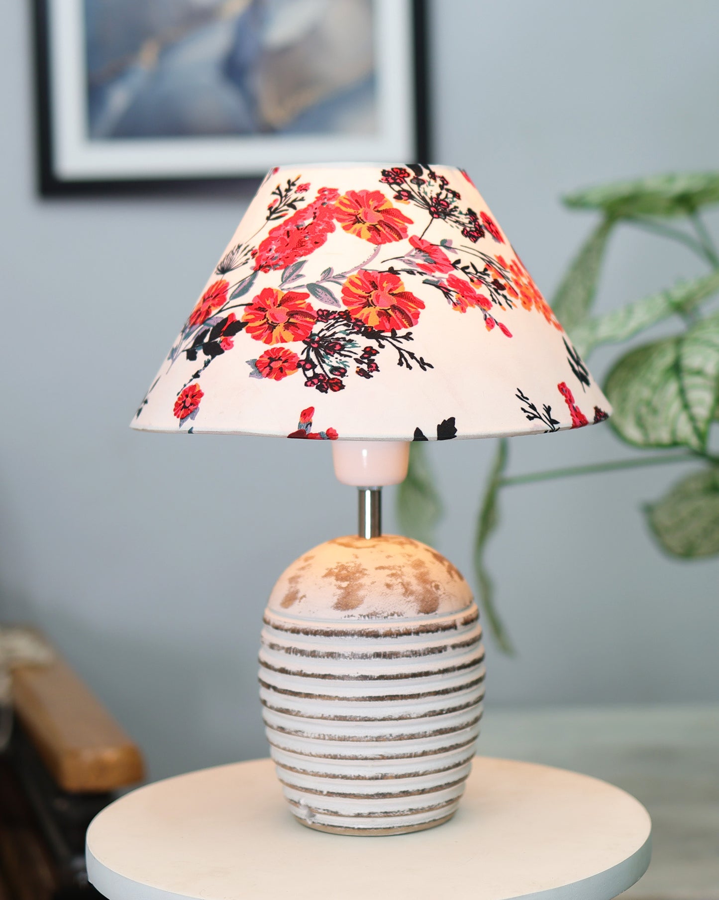 Ribbed Basket Table Lamp, Wooden Base Modern Fabric Lampshade for Home Office Cafe Restaurant