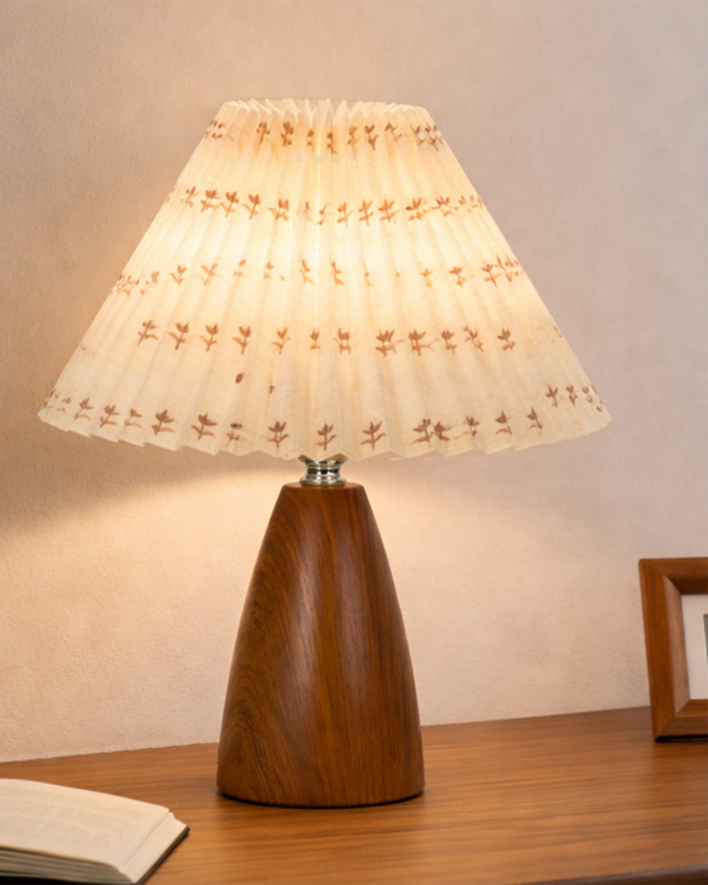 Homesake® Wood Grain Pattern Small Table Lamp, Desk Light, Metal Table Lamp, Metal Bedroom Lamps for Nightstand, Small Scalloped Lamp Shade Table Lamps for Small Spaces for Bedroom,Living Room, Taper Cone